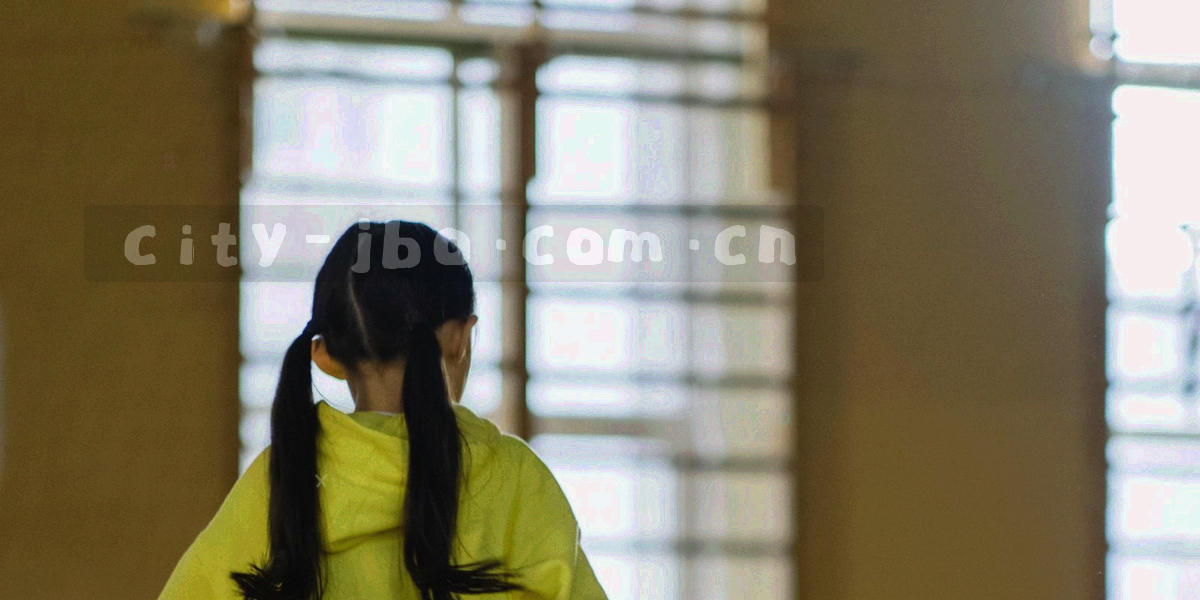 多座城市地标剪影沿一条路径线横向排列的长图